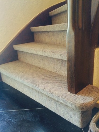 2 Treppenlauf mit Teppichbelag